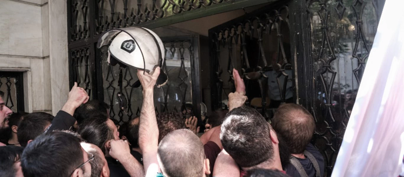 Μάχες σώμα με σώμα στο Κολωνάκι: Μέλη του ΠΑΜΕ έκαναν «ντου» σε συμβολαιογραφείο (φώτο)